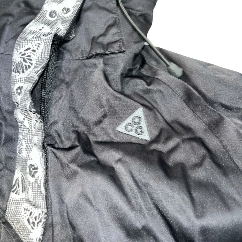 Nike ACG Nike Fit Storm Black Satin Waterproof Jacket Women’s size XS